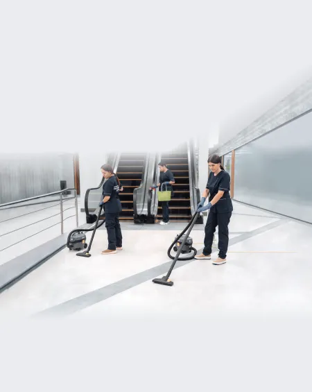 Заказывайте услуги по уборке предприятий, офисов, торговых центров, мойке фасадов и окон, химчистке мебели в соответствии с требованиями ГОСТ и СанПин